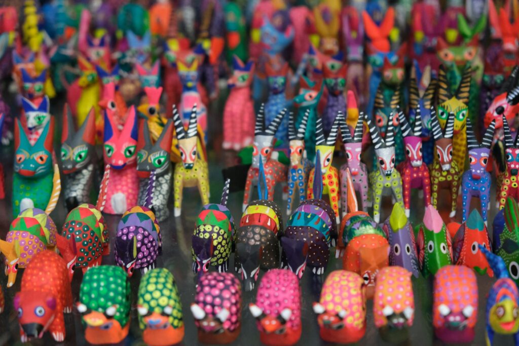 Alebrijes y cultura de Oaxaca.
Foto por Ina Cristina en Unsplash. 