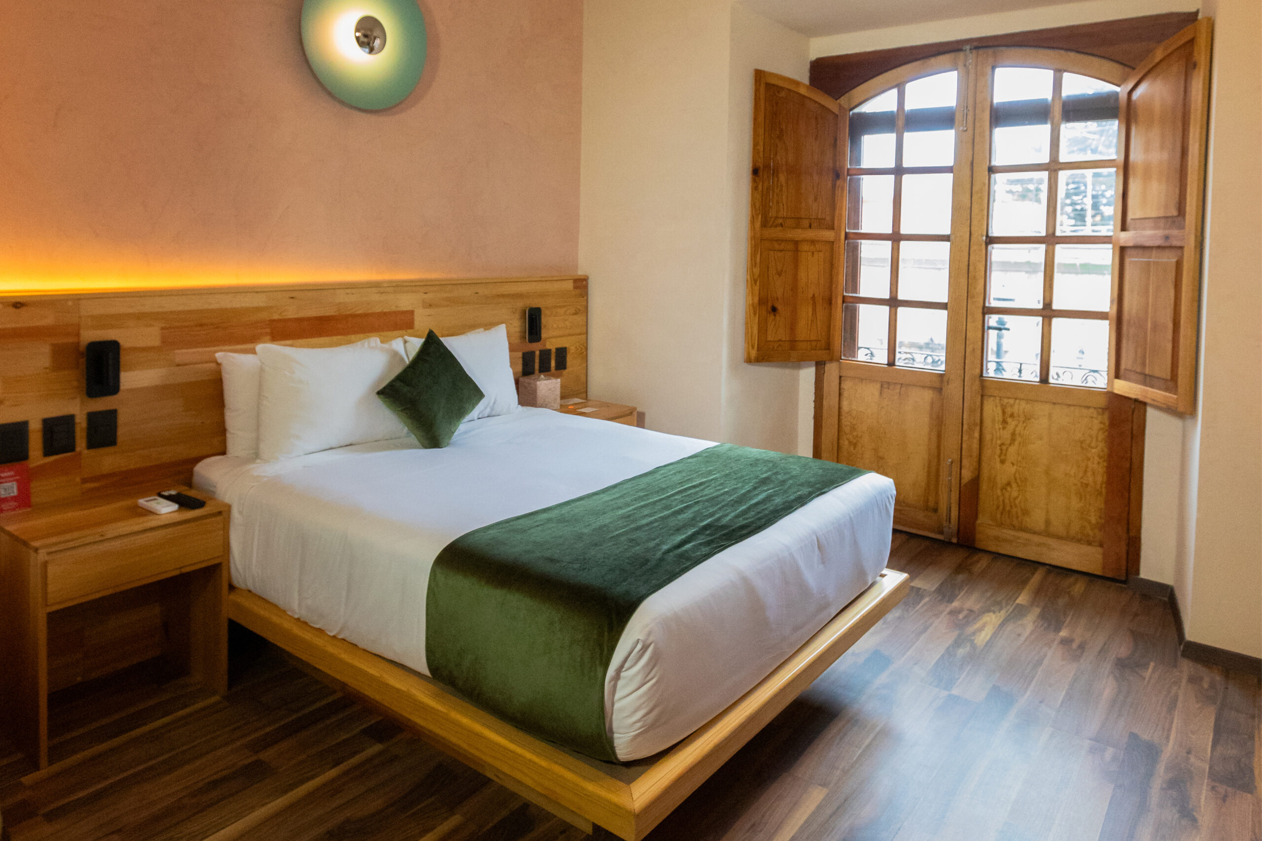 Habitación boutique con cama queen size y tvista al exterior en Sauvé Casa Boutique